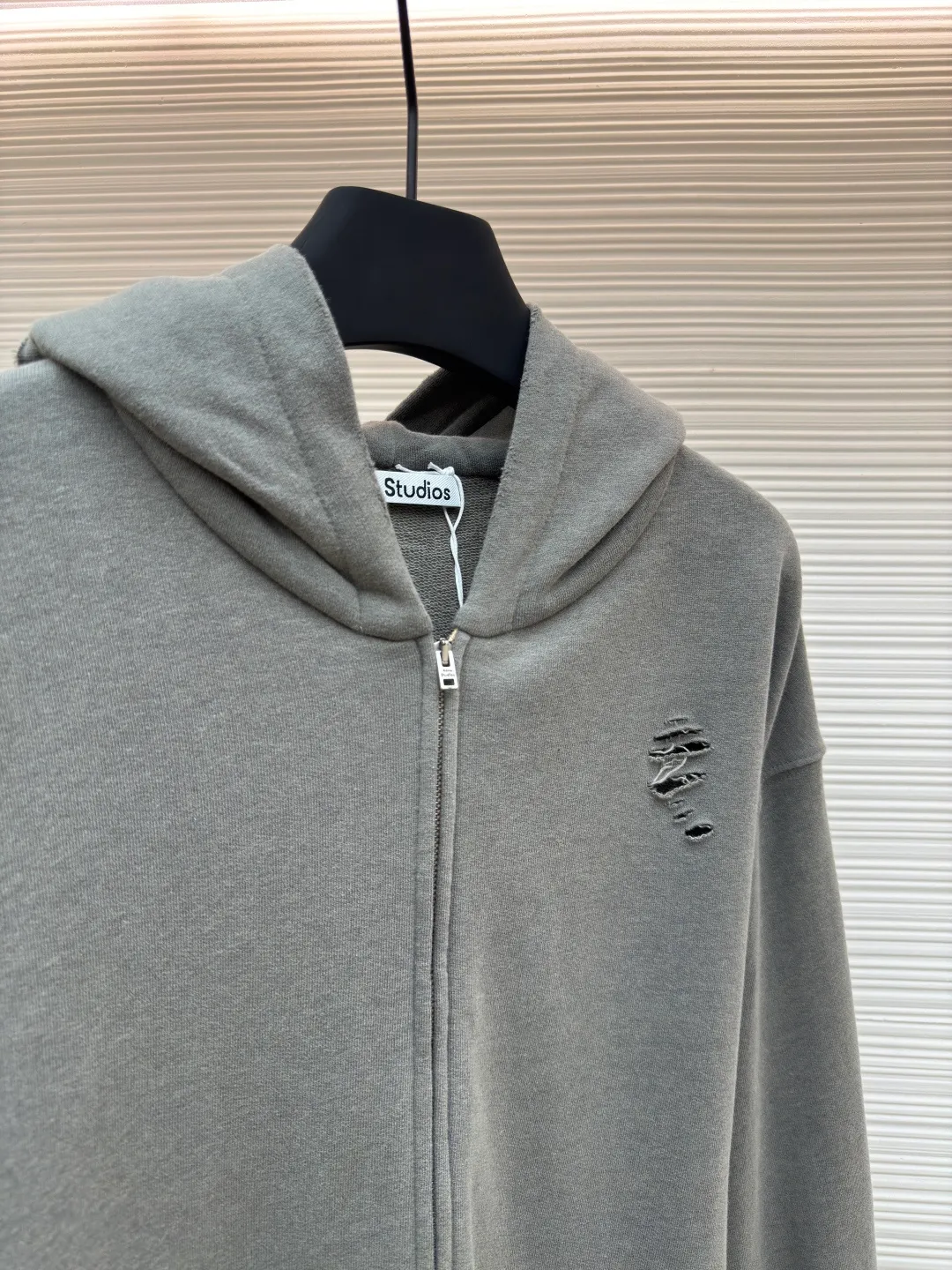 Acne Studios ripped distressed logo zipper jacket ●Authentic product: 4500 purchased and developed ●Item number: 1680387-B35 ●Fabric: Dream double-strand cotton plain fabric ●Technology: Distressed printing ●Version: loose version ●Weight: about 660 grams ●Size: S-M-L-XL ●Description: Customized dream double-strand cotton plain fabric with excellent texture and comfortable skin fit The main color is deep black, which is like the mottled rust on ancient copperware. The unruly soul of AcneStudios is engraved on the chest. The clever integration of hole elements and wanton swaying on the black canvas is a deliberate rebellion and a break away from the shackles of tradition. It is unique in the wave of trends. Glue printing is used. The chest printing is modified three times with the film screen. The glue liquid paint is used to print the pattern on the fabric. The fabric is baked to fix the printed pattern. Many parts of the body of the garment are worn and worn by pure artificial regularity, and hand brush marks are added to the surface of the garment to add texture and depth to imitate the texture of natural wear and tear. The fabrics have been washed to give them a better feel and texture. They are not easy to deform, shrink or fade, and maintain their long-lasting beauty. The overall color is consistent with no color difference. It can be matched with the same style to create a fashionable look, and can be used in various occasions. Customized accessories, complete with three standards, the same style for men and women!